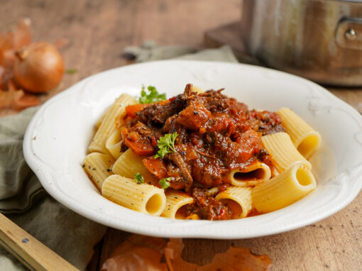 Fruchtiges Rindergulasch mit Paprika und Rotwein – Rezept