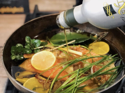 Pochierter Lachs in Olivenöl – Zart, aromatisch & saftig