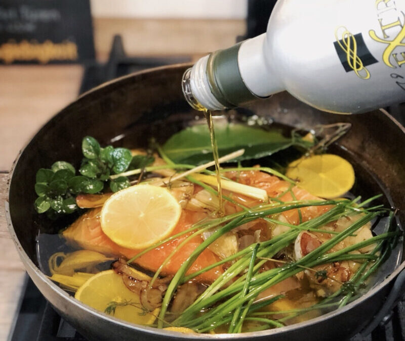 Pochierter Lachs in Olivenöl – Zart, aromatisch & saftig