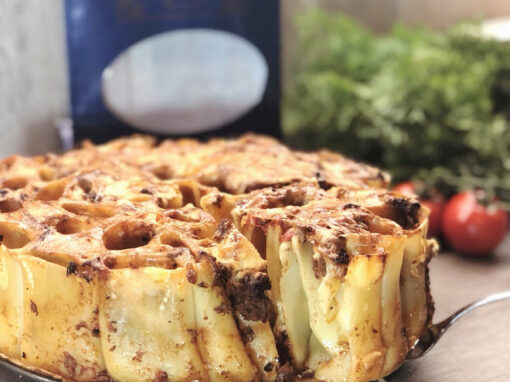 Pastatorte mit Bolognesesoße und Käse