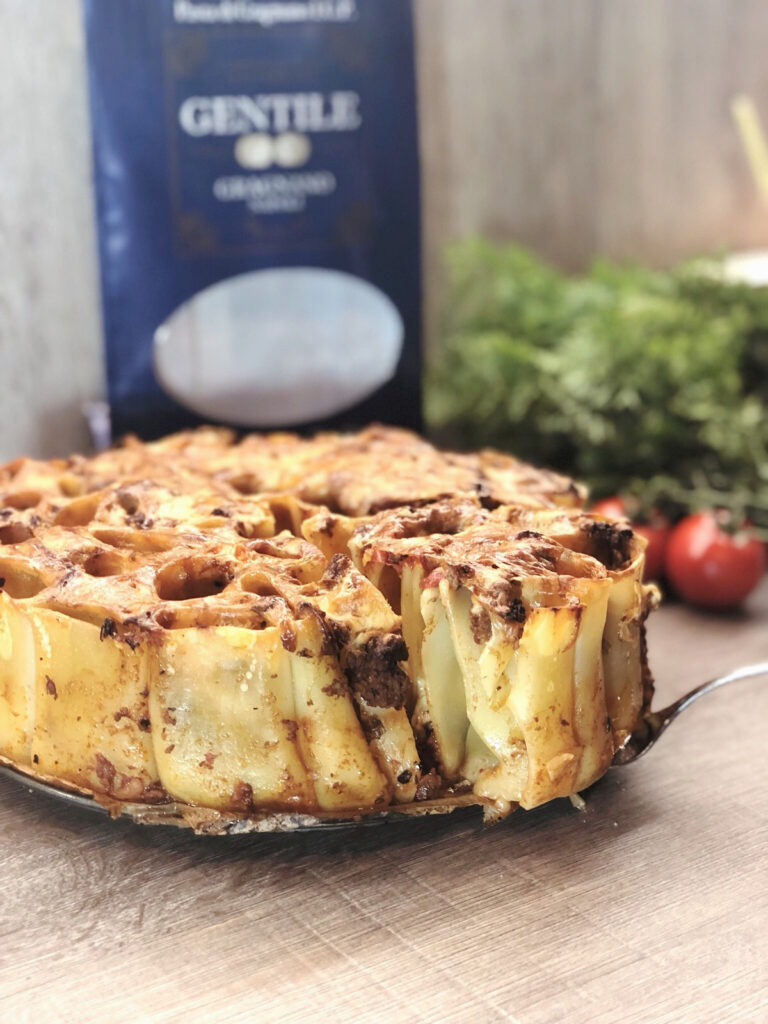 Pastatorte mit Bolognesesoße und Käse