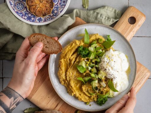 Hummus mit gebackenem Knoblauch und Honig