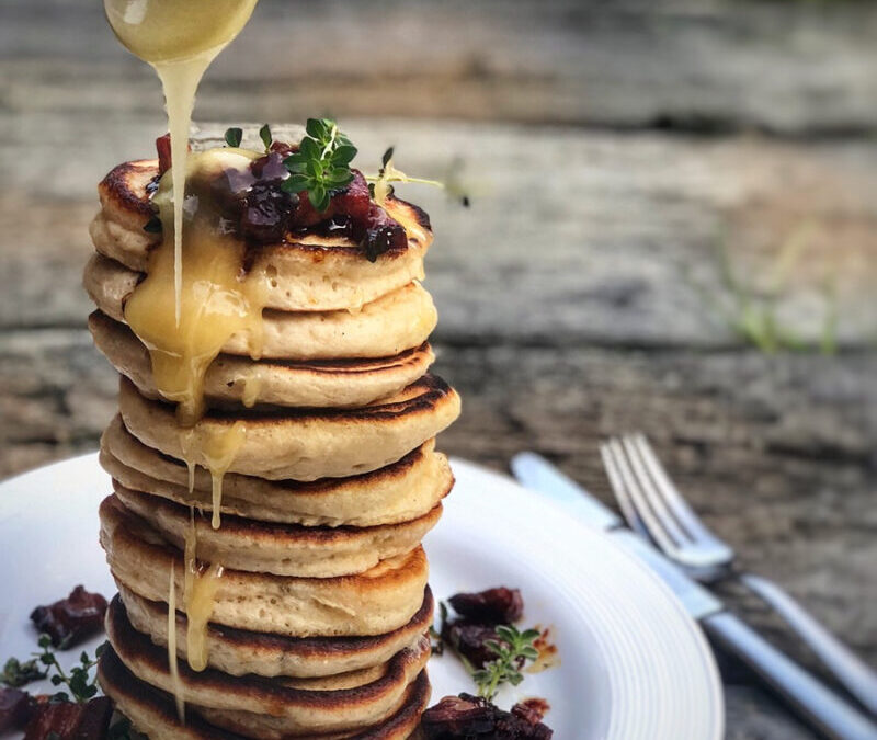 Pancakes mit Honig, Thymian und Bacon