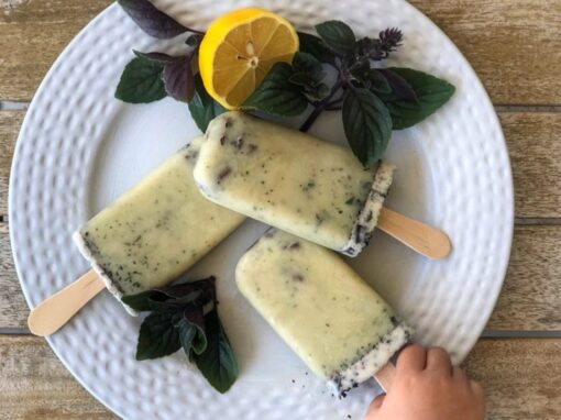 Buttermilcheis mit Zitrone und Basilikum