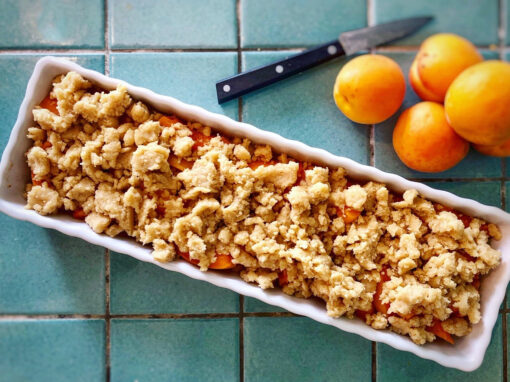 Aprikosen Crumble aus dem Ofen – einfaches Sommerdessert mit Streuseln