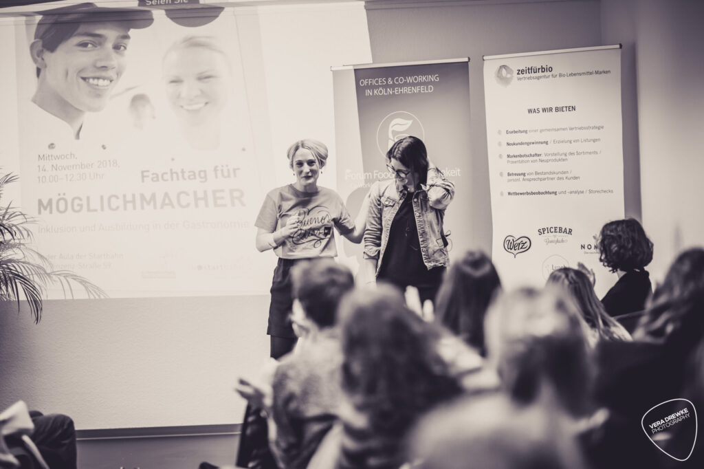 Christina Becher präsentiert bei einer Veranstaltung