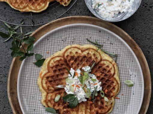 Kartoffeln-Karottenwaffeln mit Kräuterhüttenkäse