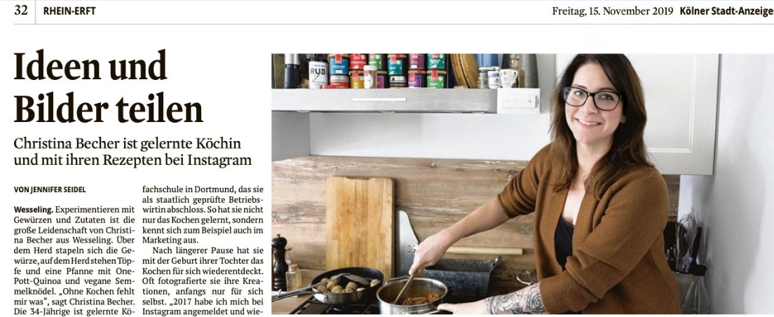 Eine Frau in der Küche kocht an einem Herd. Hinter ihr stehen Gewürzgläser im Regal. Sie lächelt in die Kamera.