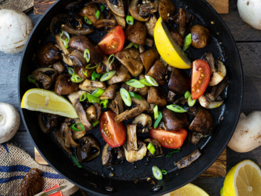 Antipasti-Champignons mit Koriander und Zitrone