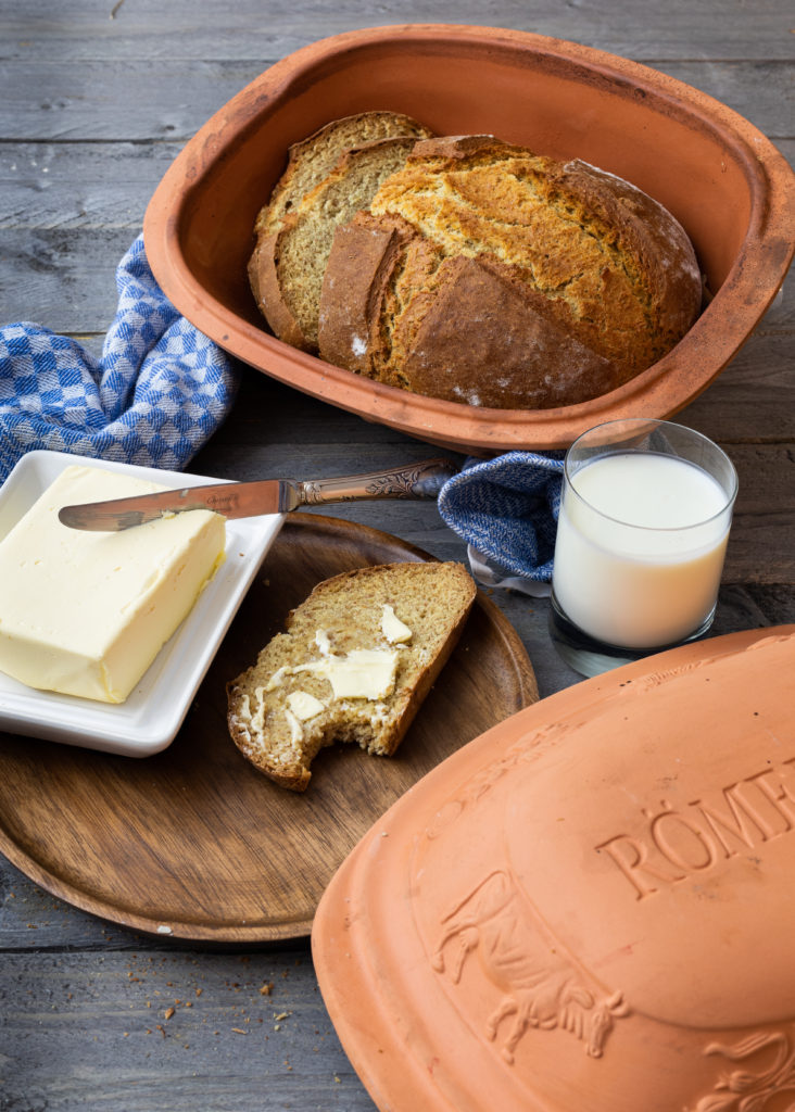 Buttermilch-Dinkelbrot aus dem Römertopf