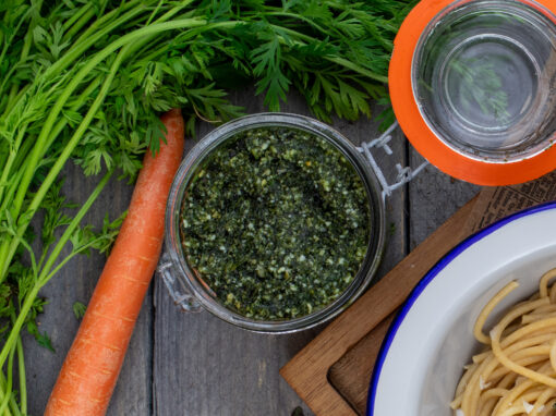 Karottengrün-Pesto selber machen – einfaches Rezept ohne Lebensmittelverschwendung