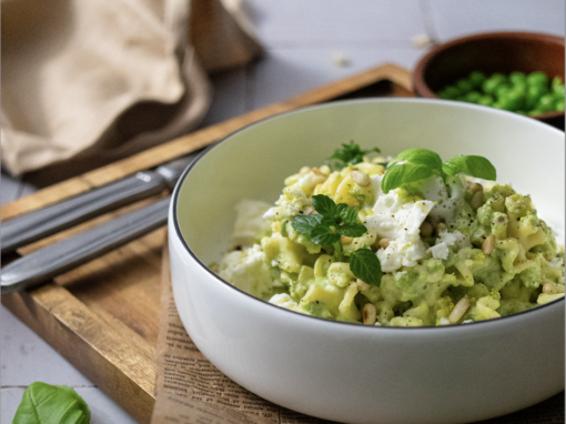 Pasta mit Erbsen-Joghurt-Sauce – leicht & cremig