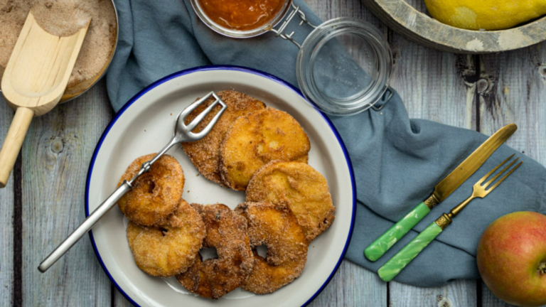Gebackene Apfelringe im Bierteig – knusprig, luftig & goldbraun
