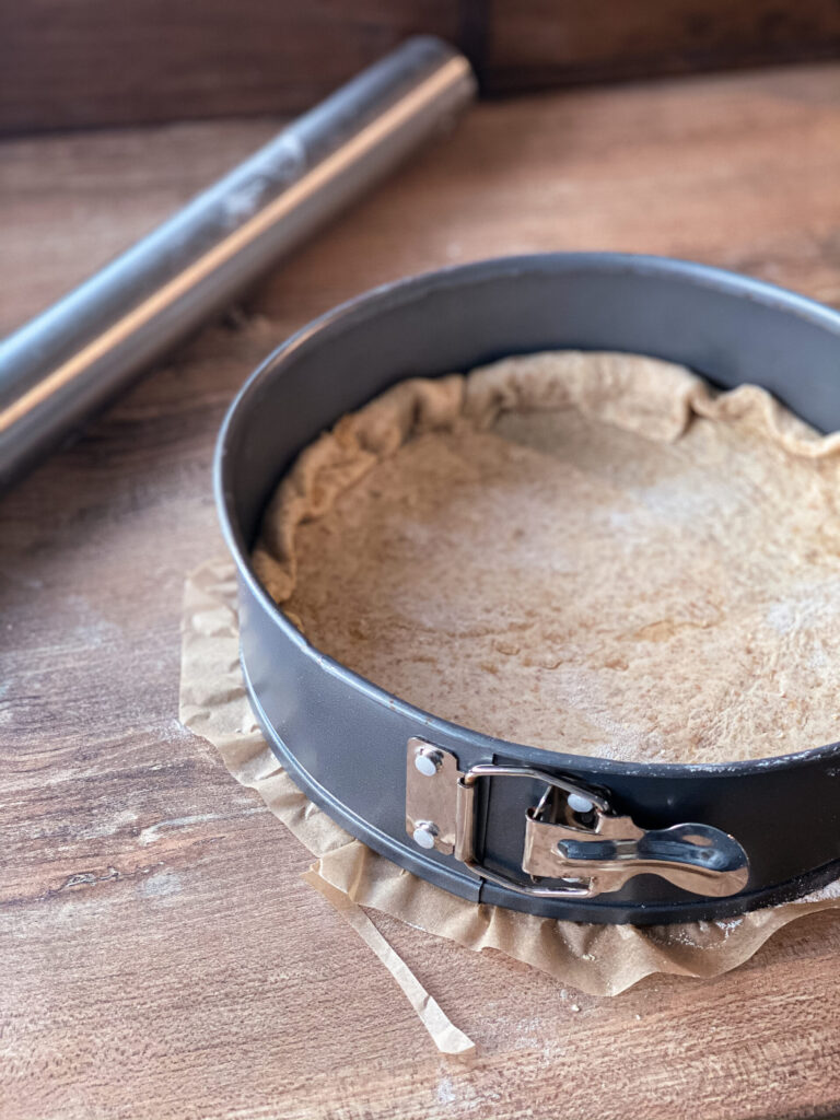 Zwiebelkuchen mit Schalotten vor dem Backen