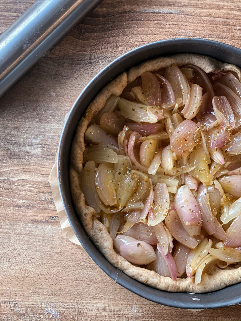 Gebackener Zwiebelkuchen mit Schalotten