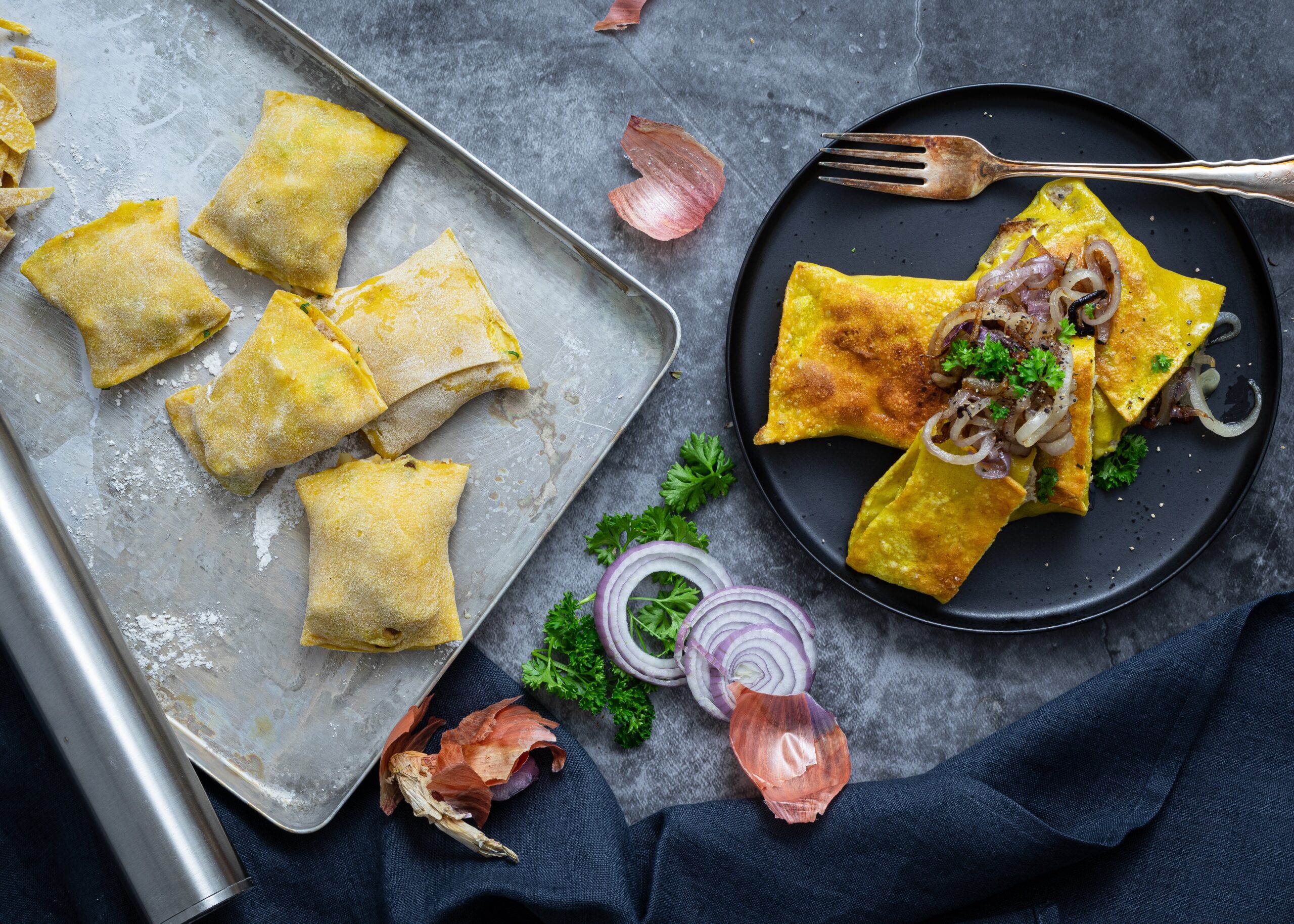 Hausgemachte Maultaschen mit würziger Gruyère-Füllung, angerichtet mit gebratenen Zwiebeln und frischer Petersilie