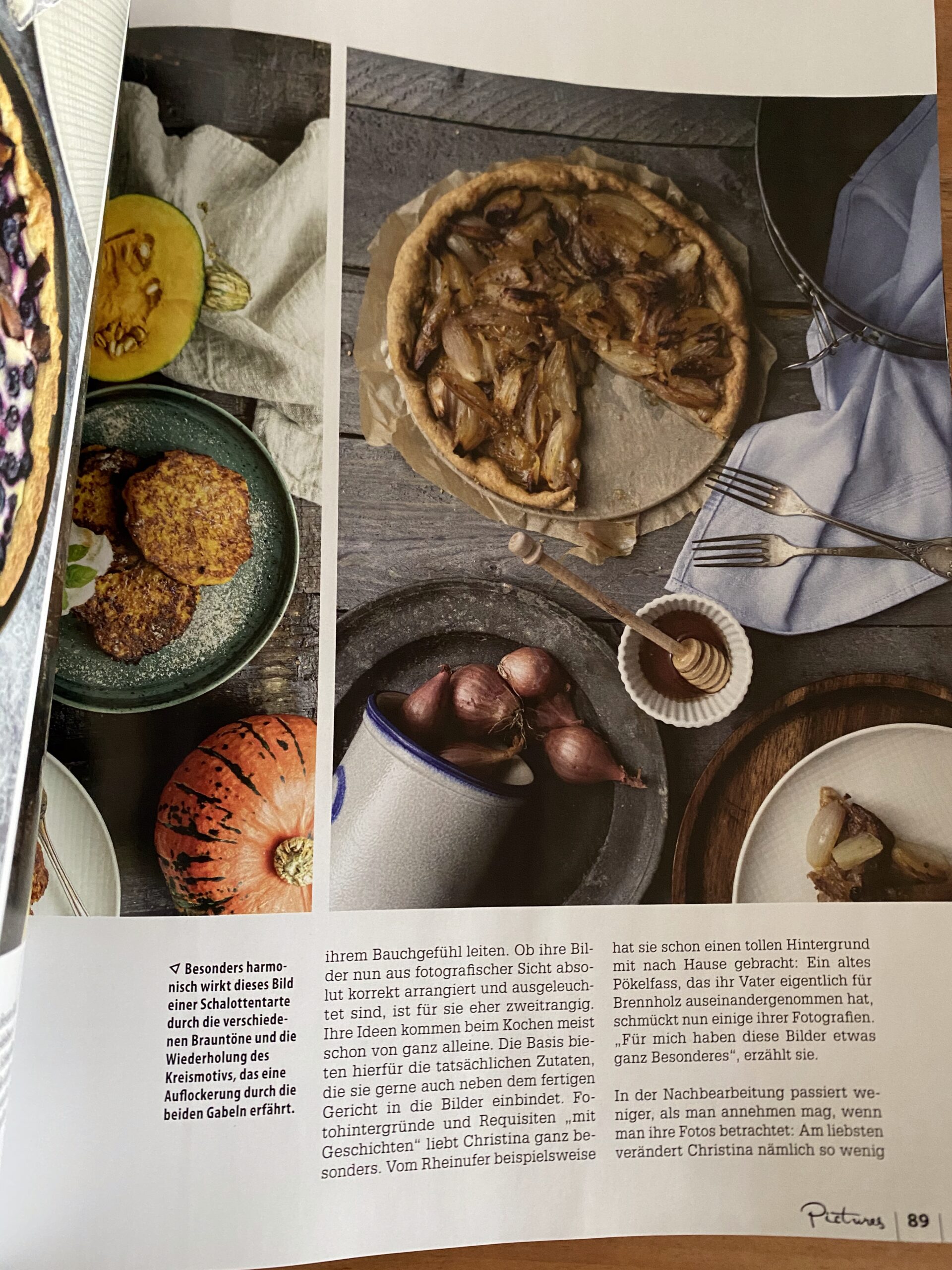 Pictures-Magazin-3 Magazinseite mit einer Schalottentarte auf Holzbrett, Gabeln und einem blauen Tuch daneben; Text am unteren Rand.
