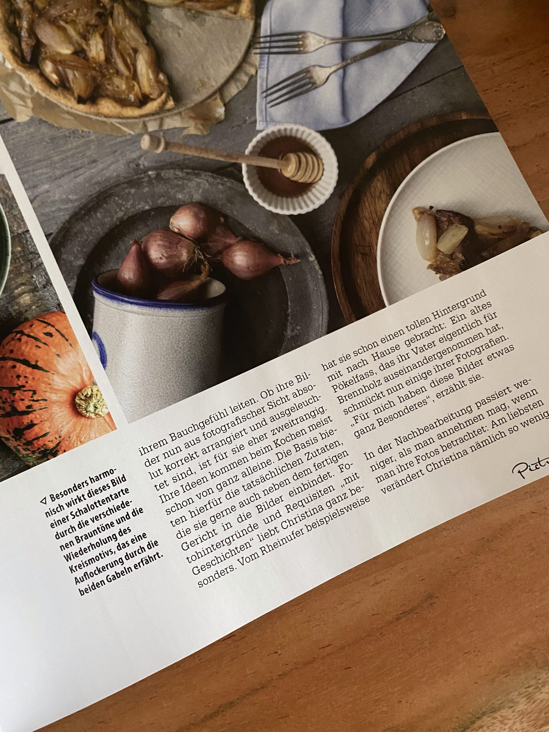 Pictures-Magazin-6 Ein Teller mit Gebäck, rote Zwiebeln in einem Gefäß, Honig auf grauem Untergrund, daneben Textabschnitt mit Kürbis.