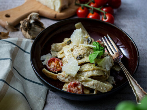Parmigiano Pasta mit schwarzem Knoblauch