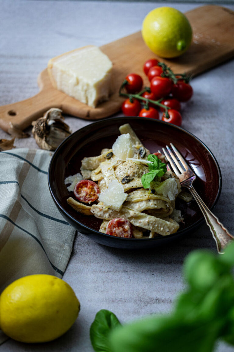 Parmigiano Pasta mit schwarzem Knoblauch