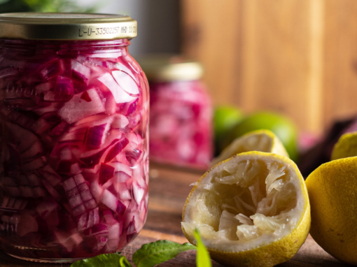 Eingelegte rote Zwiebeln – einfaches & aromatisches Rezept