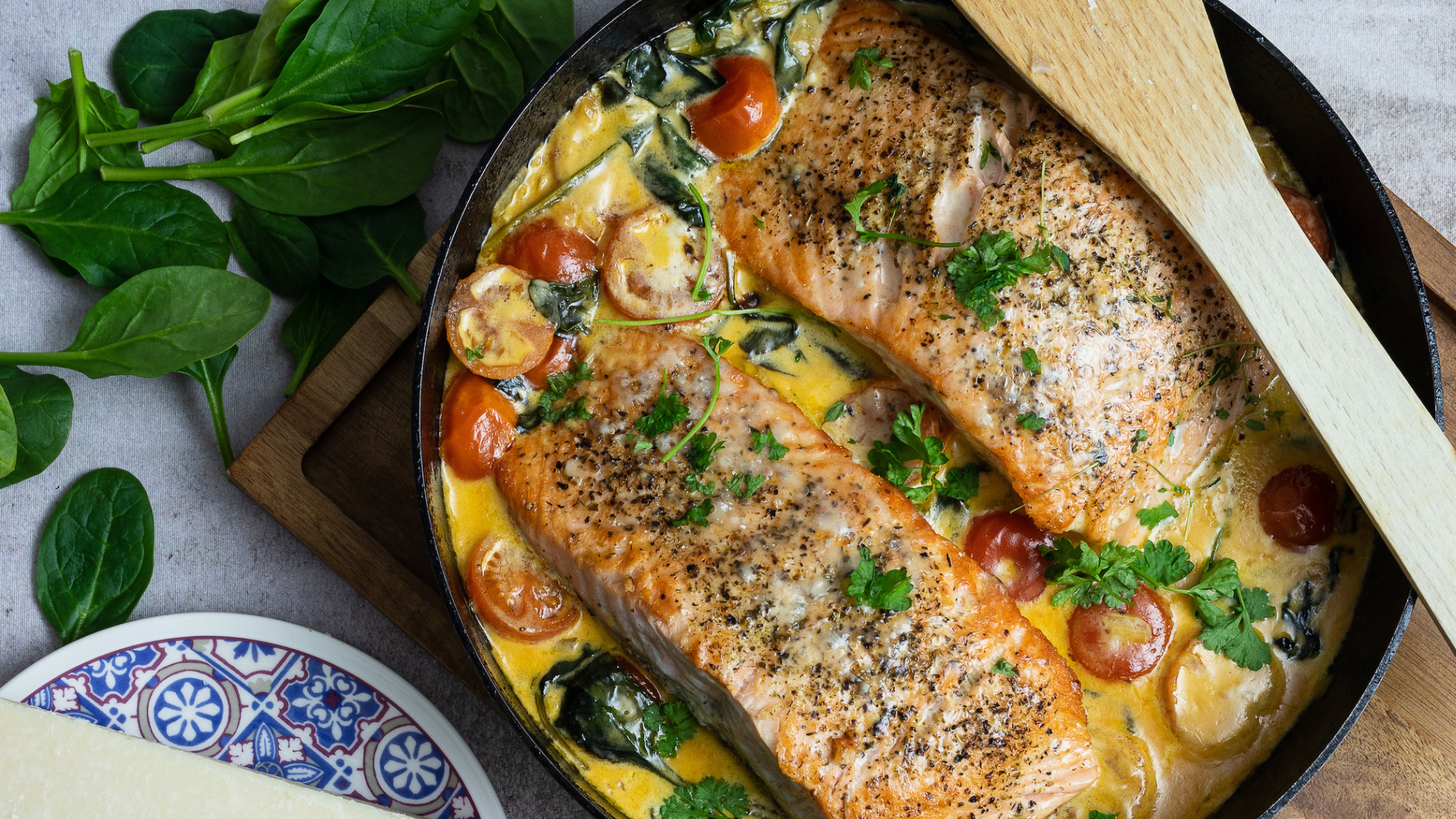 Gebackene, panierte Champignons in einer Schüssel, daneben ein Dip und einige ungekochte Pilze auf einem Holzbrett.