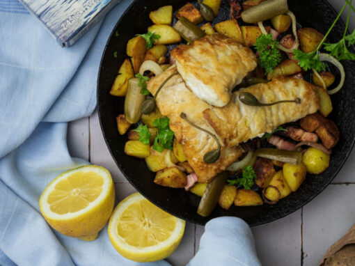 Bratkartoffelpfanne mit Speck, Gewürzgurken und knusprigem Seelachs