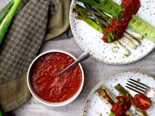 Romesco-Sauce mit gegrilltem Lauch