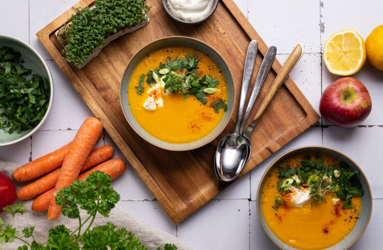 Leichte Karottensuppe mit Apfel – einfaches Rezept mit Curry