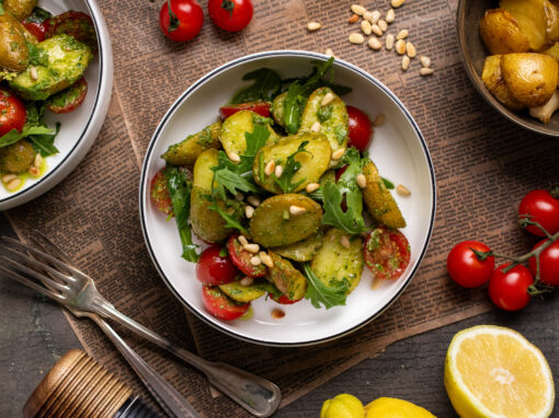 Mediterraner Backkartoffelsalat mit Pesto aus dem Ofen