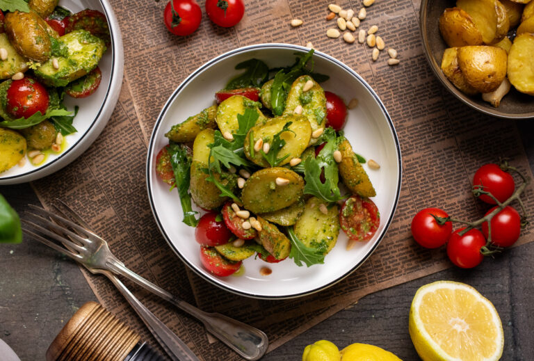 Mediterraner Backkartoffelsalat mit Pesto aus dem Ofen