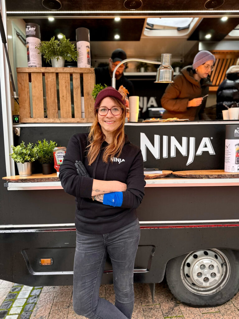 SharkNinja: Messeköchin und Presenterin