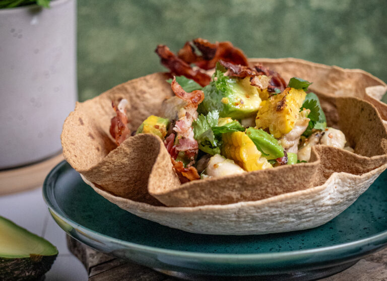 Gefüllte Tortilla Bowl mit Hähnchen & Avocado