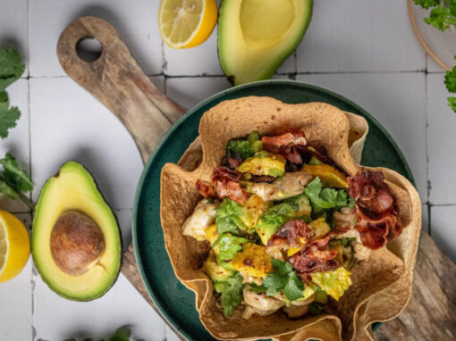 Gefüllte Tortilla Bowl mit Hähnchen & Avocado