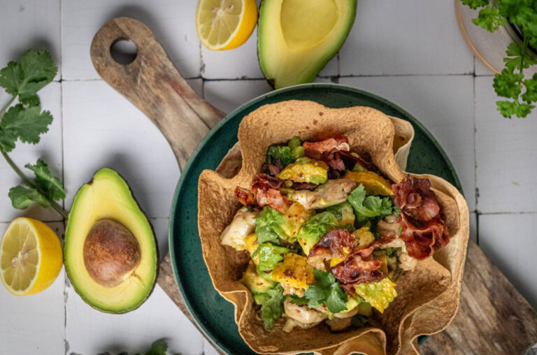 Gefüllte Tortilla Bowl mit Hähnchen & Avocado