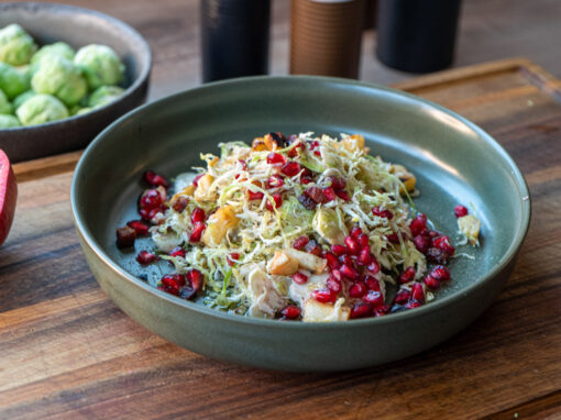 Rosenkohlsalat mit Speck, Apfel und Granatapfelkerne