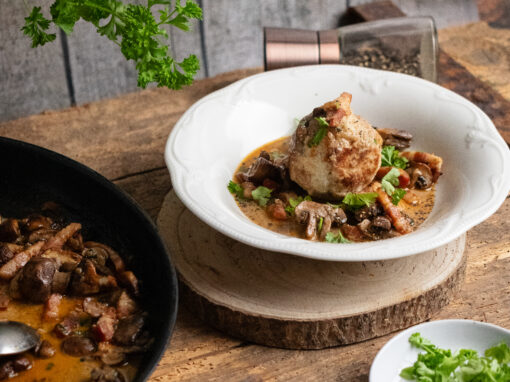 Semmelknödel mit Speck-Champignons-Soße – Rezept