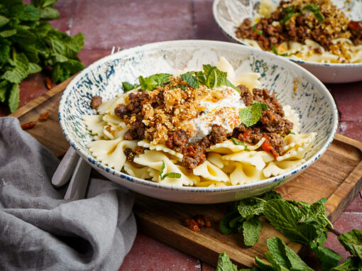 Türkische Pasta mit Joghurt, Hackfleisch & Chiliöl
