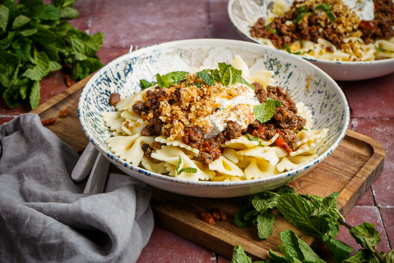 Türkische Pasta mit Joghurt, Hackfleisch & Chiliöl