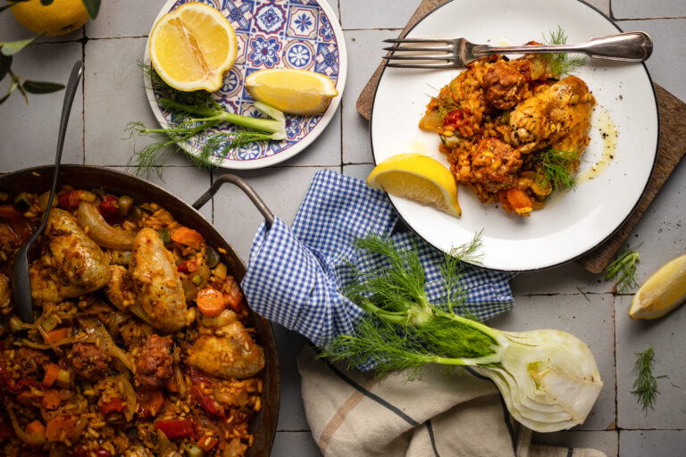 Mediterrane Paella mit Hähnchen, Salsiccia und Gemüse