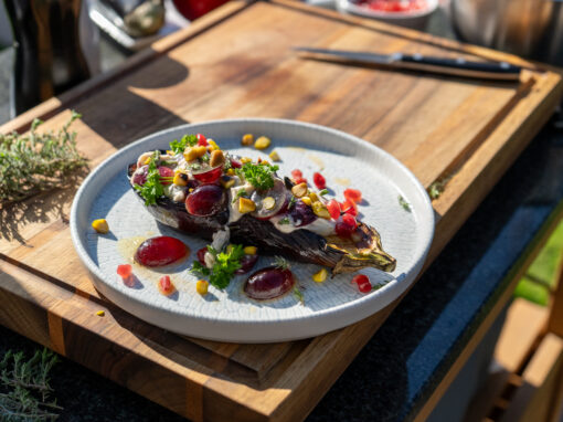 Gegrillte Aubergine mit Frischkäse-Dip & Pistazien