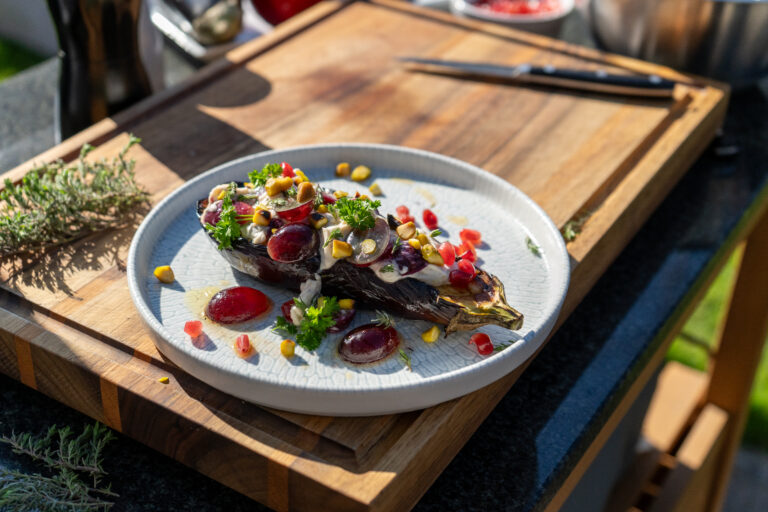 Gegrillte Aubergine mit Frischkäse-Dip & Pistazien