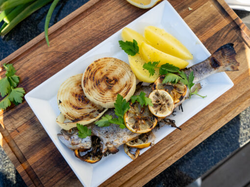 Gegrillte Forelle mit Kräutern und Zitrone