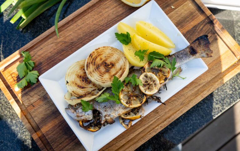 Gegrillte Forelle mit Kräutern und Zitrone