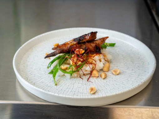 Gegrilltes Kachelfleisch Huli Huli Style mit Sticky Rice & Minzpesto