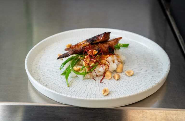 Gegrilltes Kachelfleisch Huli Huli Style mit Sticky Rice & Minzpesto