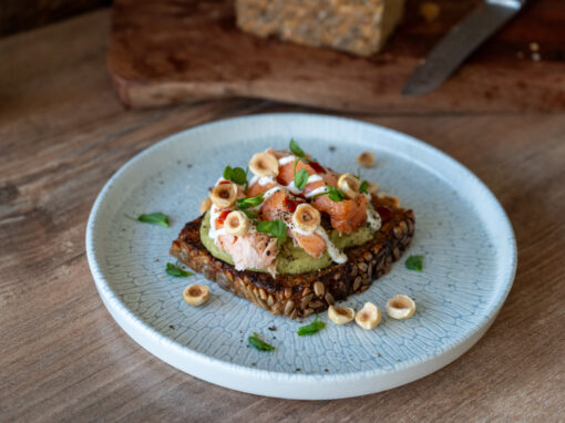 Gegrilltes Smørrebrød mit Lachs & Avocadocreme