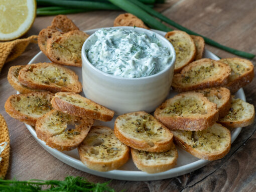 Tzatziki selber machen – einfaches Rezept mit Brotchips