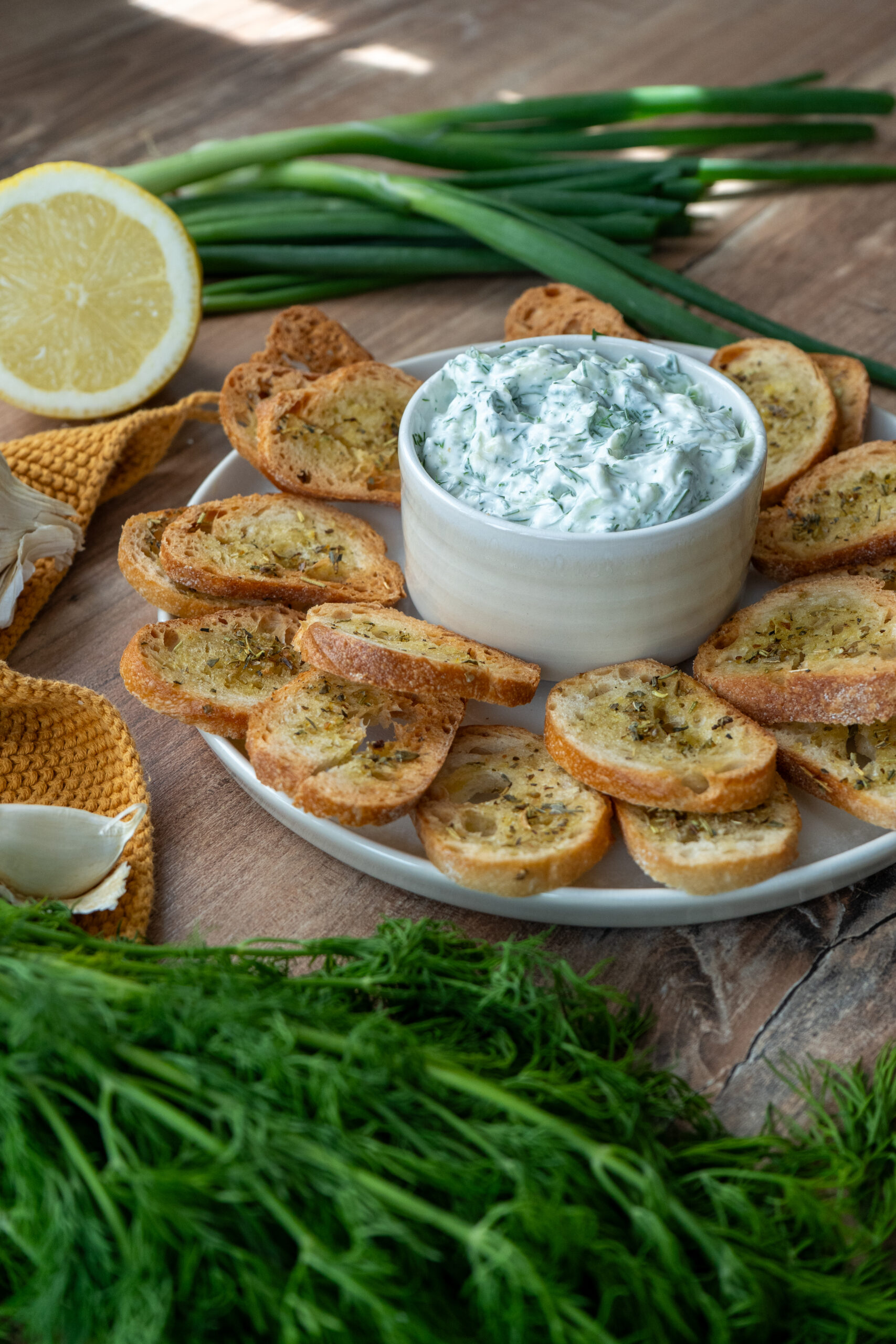 Tzaziki mit viel Dill und leckeren Brotchips