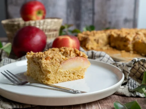 Apfelkuchen vom Blech mit Streuseln – saftig, knusprig & klassisch